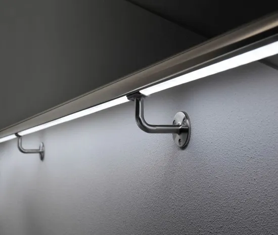 Geländer aus gehärtetem Glas, rundes Rillenrohr mit LED für stabile Zäune